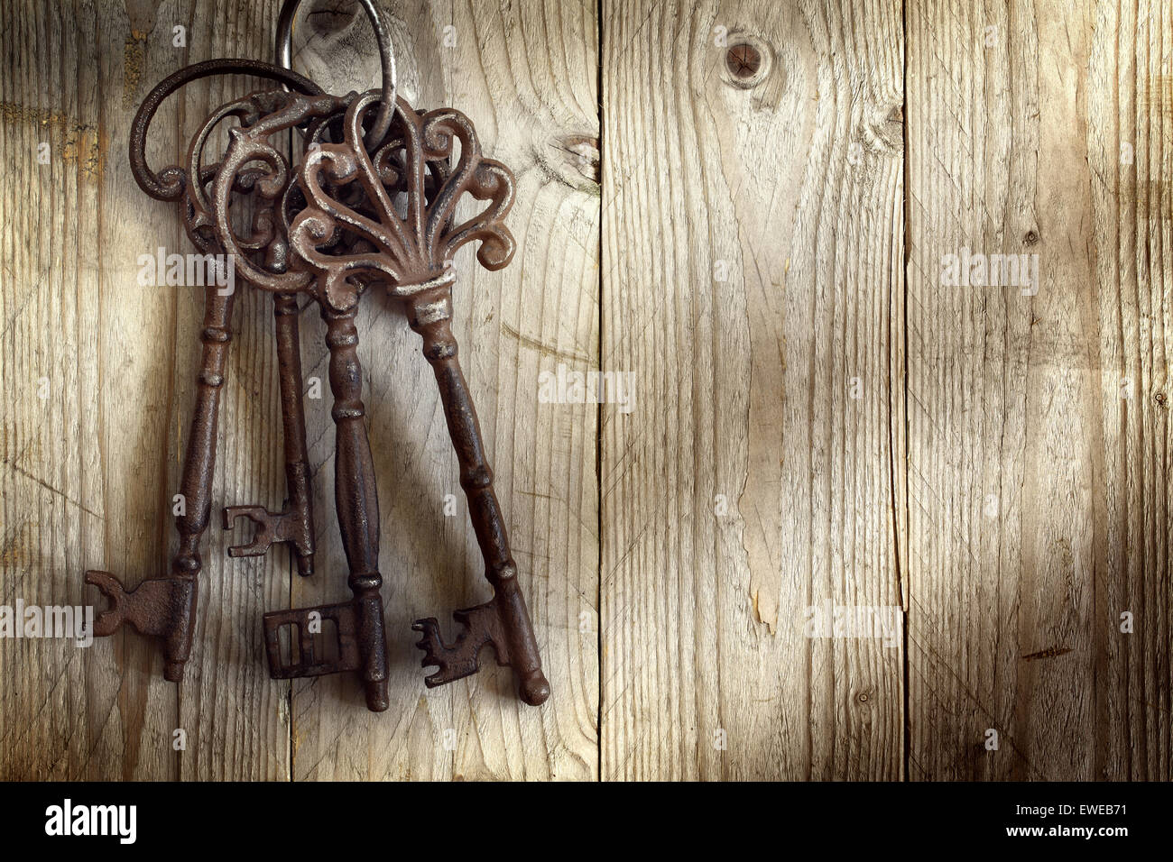 Alten Skelett Schlüssel hängen vor dem hölzernen Hintergrund Stockfoto