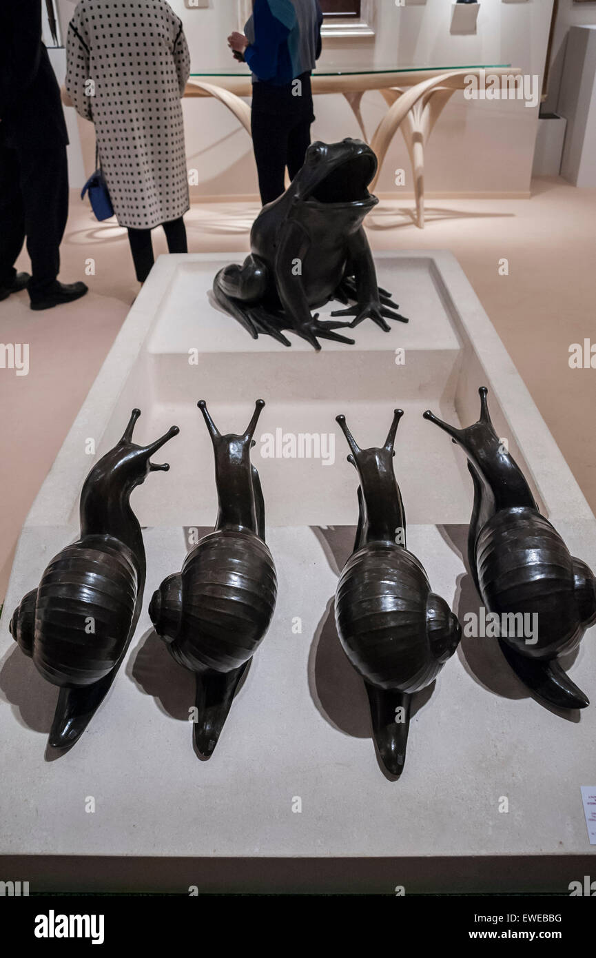 London, UK.  24. Juni 2015. 'L ' Áttaque', ein patinierter Bronze Brunnen komplett mit Schnecken und ein Frosch auf dem Display an der Vorschau der Masterpiece London Kreuz sammeln Messe für Kunst, Antiquitäten und Design auf The Royal Hospital Chelsea 25 Juni bis 1 Juli stattfindet.   Bildnachweis: Stephen Chung / Alamy Live News Stockfoto