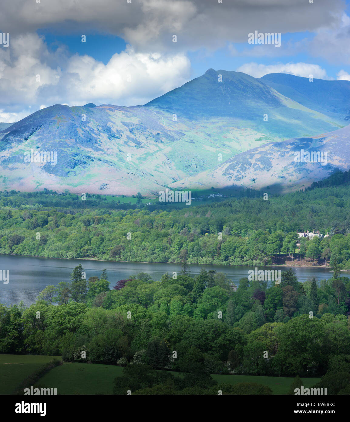 Morgenlicht glänzt durch eine Wolke Pause Causey Pike über See Derwentwater Stockfoto