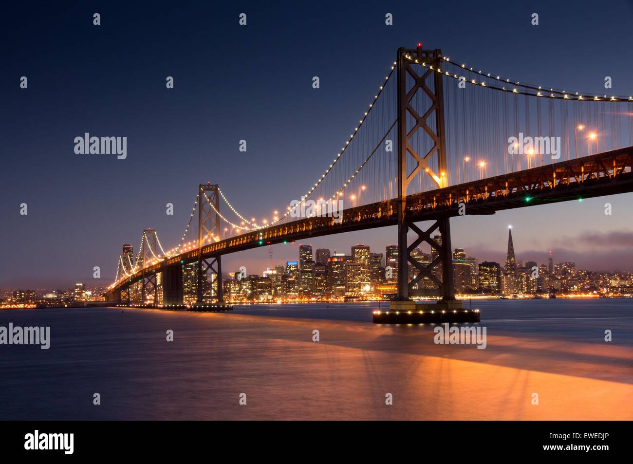 Dämmerung über der San Francisco Bay Bridge und die Skyline von Yerba Buena Island, San Francisco, Kalifornien Stockfoto