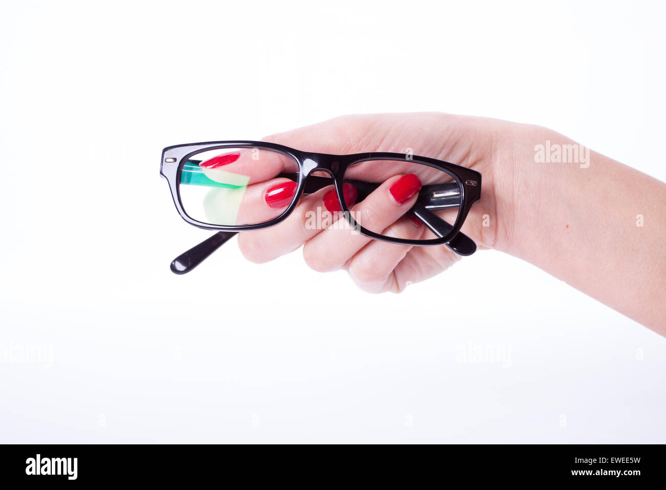 Frau Hände roten Maniküre halten schwarze Brille Stockfoto