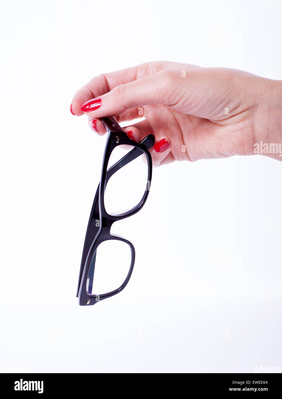 Frau Hände roten Maniküre halten schwarze Brille Stockfoto