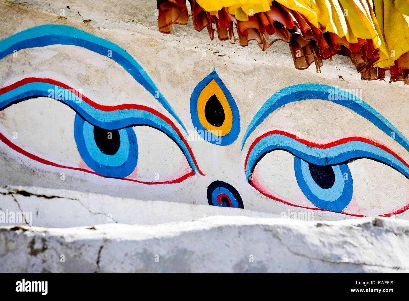 Die Augen des Buddha starren heraus aus einem Stupa in Namche Bazar, Nepal Stockfoto