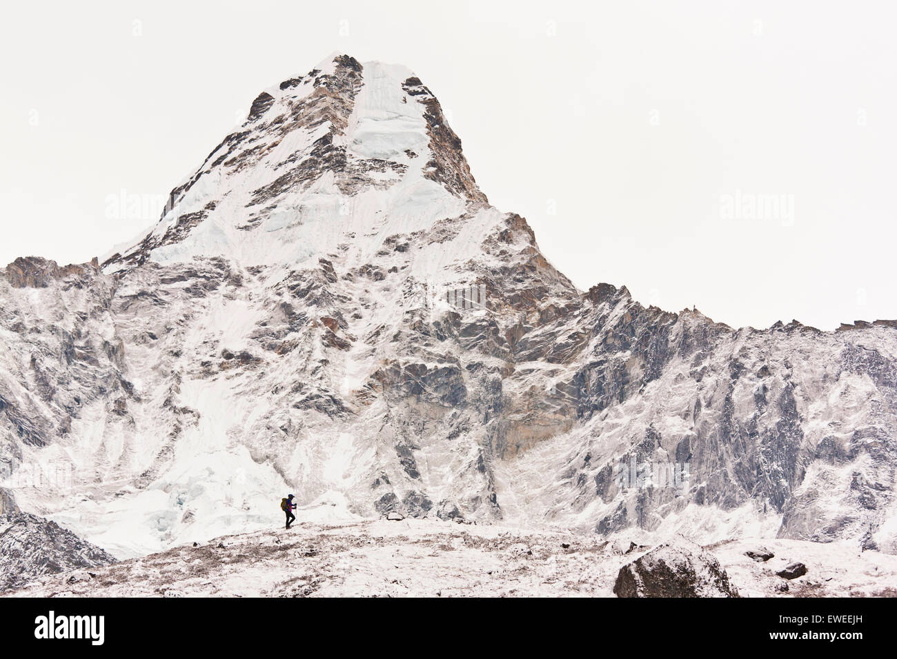 Eine Frau unter Ama Dablam, Khumbu-Tal, Nepal wandern. Stockfoto