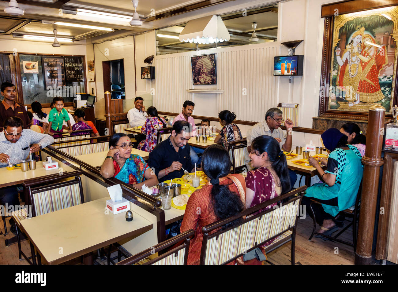 Mumbai Indien, Tardeo, Jehangir Boman Behram Road, Hindmata, Restaurant Restaurants Essen Essen Café Cafés, innen, Tische, Kunden, Mann Männer männlich, wo Stockfoto