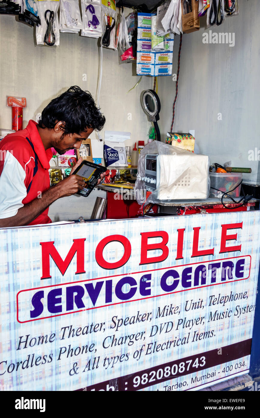 Mumbai Indien, Tardeo, Jehangir Boman Behram Road, mobiles Service Center, Reparatur, Smartphone-Handys SMS, Tablet, iPad, Mann Männer männlich, techn Stockfoto