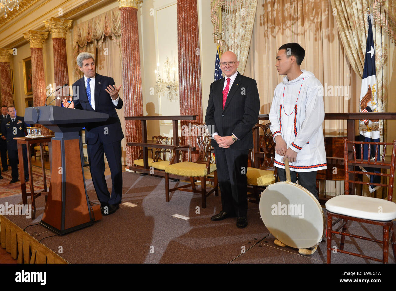 US-Außenminister John Kerry liefert Hinweise auf dem US-Vorsitz des Arktischen Rates Empfangs mit Sonderbeauftragten für die Arktis Admiral Robert Papp vor Byron Nicholai ein Lied in Yup'ik, Muttersprache Alaskan, an das US-Außenministerium in Washington, DC am 21. Mai 2015 führt. Stockfoto