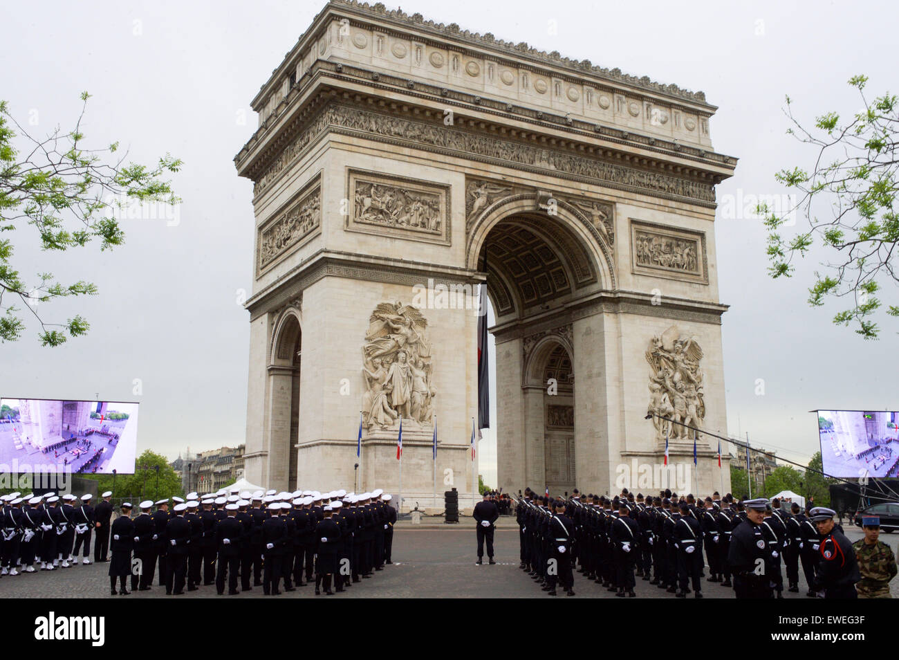 Die Arc-d'Triomphe, wie US-Außenminister John Kerry Teilnahme an eine Erinnerung an den 70. Jahrestag des VE-Tag in Paris, Frankreich, am 8. Mai 2015 gesehen. Stockfoto