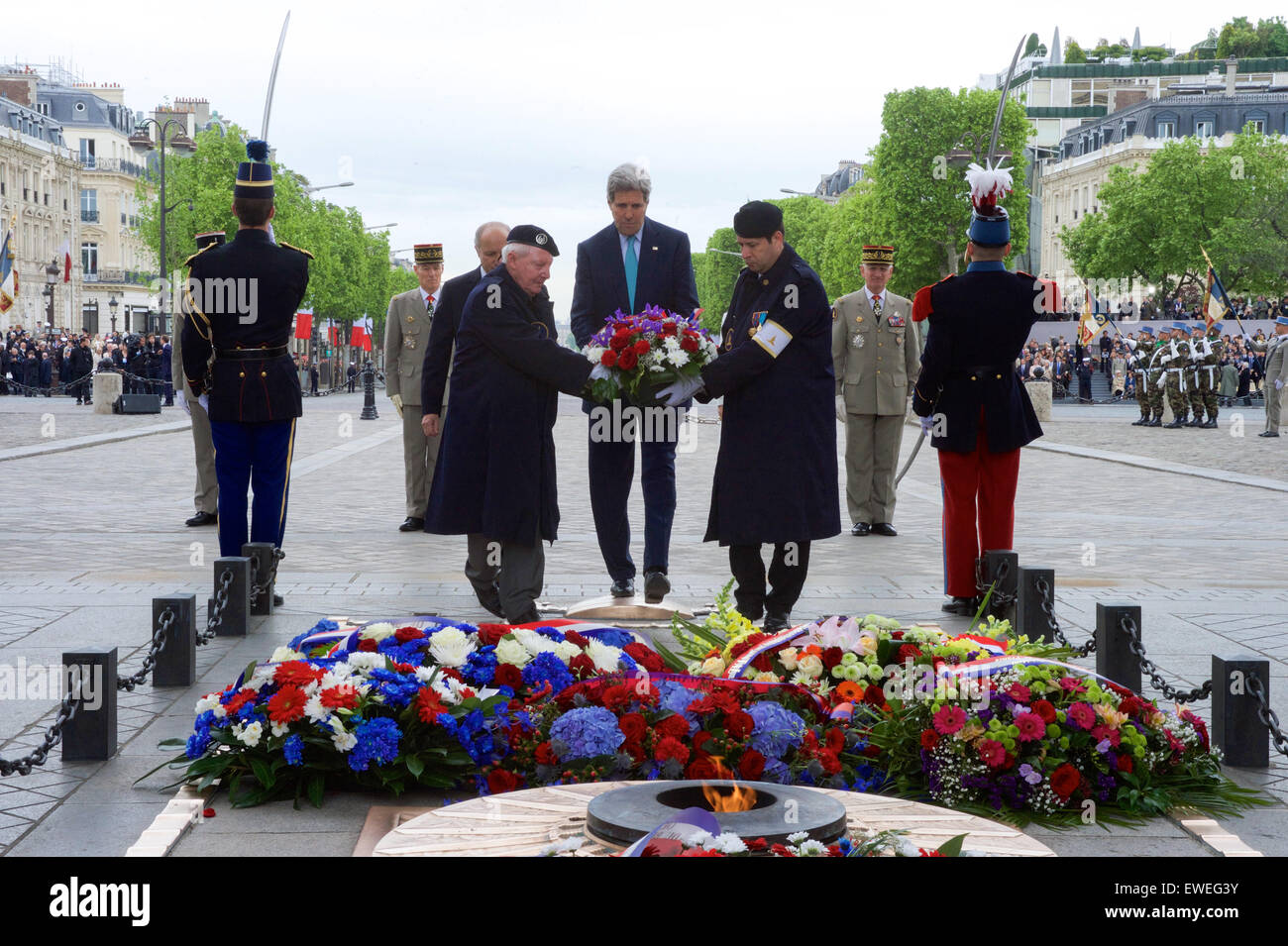 US-Außenminister John Kerry legt einen Kranz nieder während einer Gedenkfeier zum 70. Jahrestag der VE-Tag in Paris, Frankreich, am 8. Mai 2015. Stockfoto