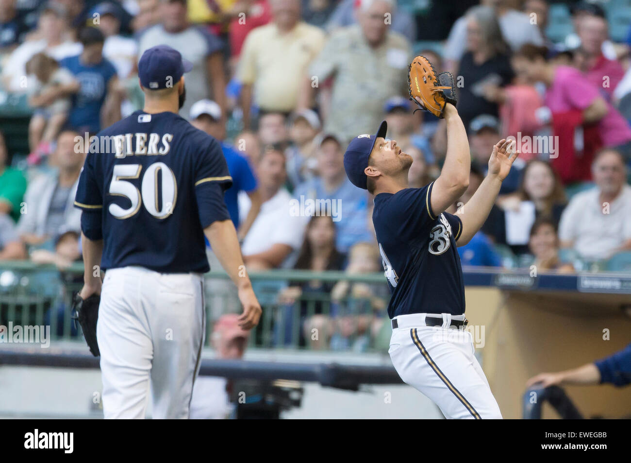 Milwaukee, WI, USA. 23. Juni 2015. Milwaukee Brewers ab Krug Mike zum #50 als Milwaukee Brewers erster Basisspieler Adam Lind #24 Uhren fängt einen Fly Ball während der Major League Baseball Spiel zwischen den Milwaukee Brewers und den New York Mets im Miller Park in Milwaukee, Wisconsin. John Fisher/CSM/Alamy Live-Nachrichten Stockfoto