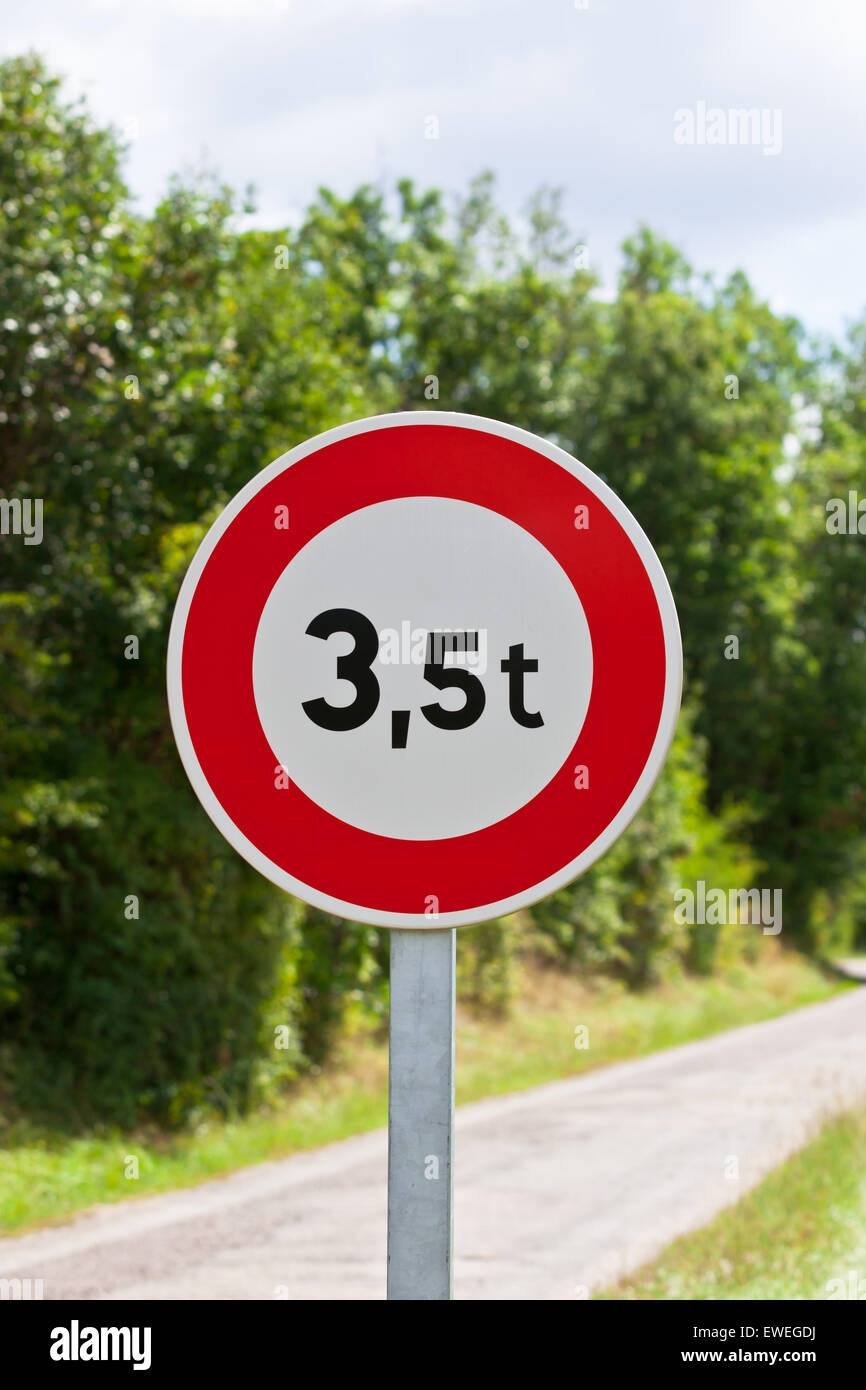 Verkehrszeichen von 3,5 Tonnen wiegen Beschränkung auf einem Feldweg-Hintergrund Stockfoto