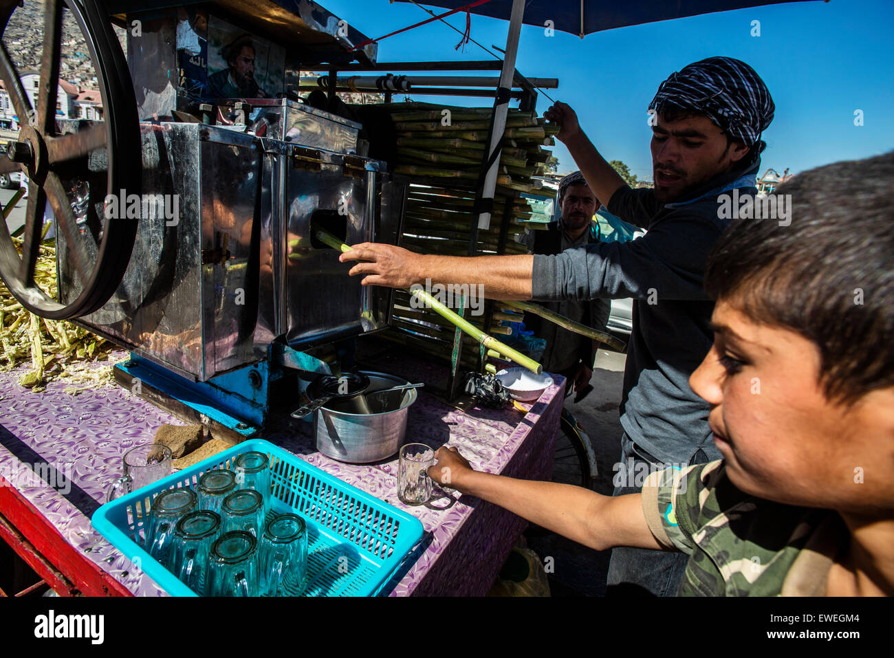 Zuckerrohr-Saft-Verkäufer auf Mandai Markt, größte Kabul Basar befindet sich entlang der Flussufer von Kabul und Pul-e Khishti Moschee, Kabul, Afghanistan Stockfoto