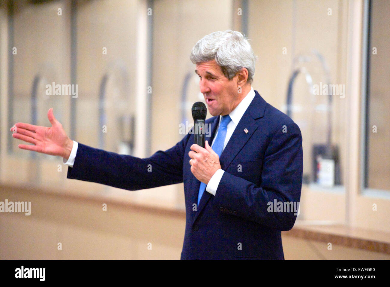 US-Außenminister John Kerry Dank Arbeiter an das US Department of State Seattle Passamt in Seattle, Washington, am 18. Mai 2015, vor Besuch der Boeing Co. 737 Fabrik im nahe gelegenen Renton, Washington, um eine Rede zu halten konzentrierte sich auf die USA und Pacific regional Handelspolitik. Stockfoto