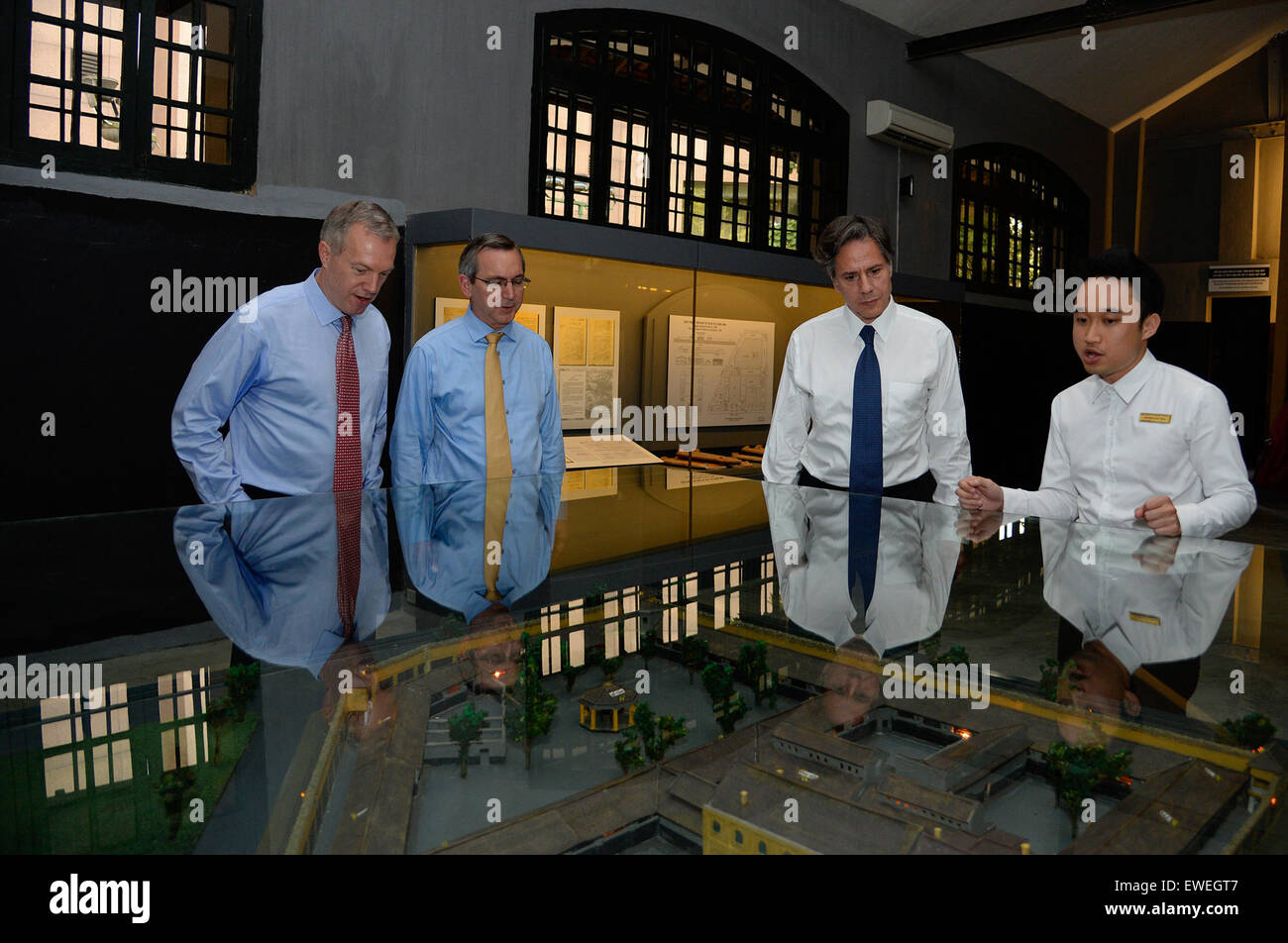 Stv. Sekretär Anthony Blinken tourt das Gefängnis Hoa Lo in Hanoi, Vietnam am 18. Mai 2015. Stockfoto