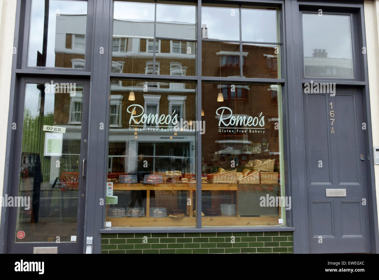 Backwaren in Romeos glutenfrei Bäckerei, Islington, London Stockfoto