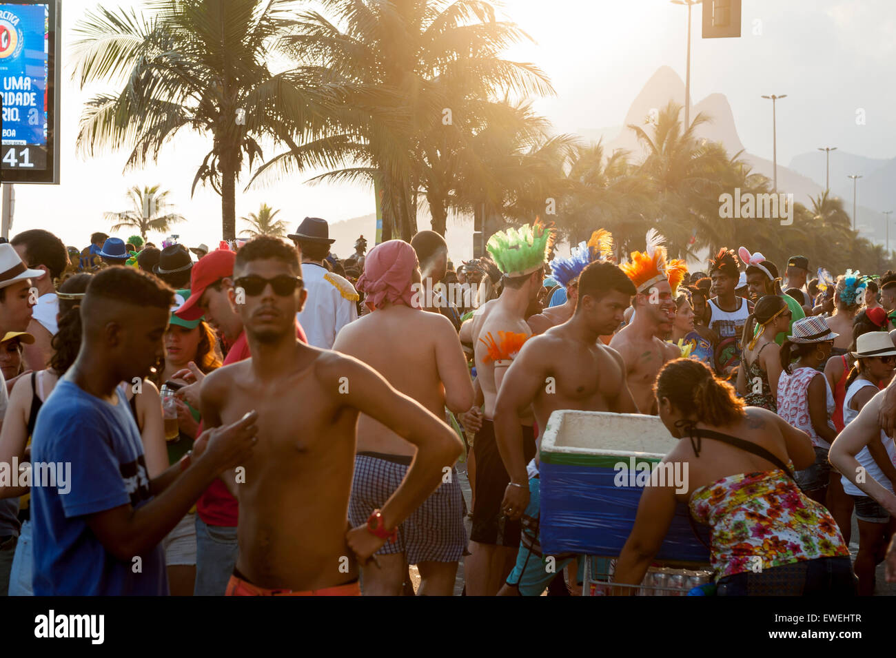RIO DE JANEIRO, Brasilien - 7. Februar 2015: Massen der Brasilianer feiern bei Sonnenuntergang Karneval Straßenfest am Strand von Ipanema Stockfoto