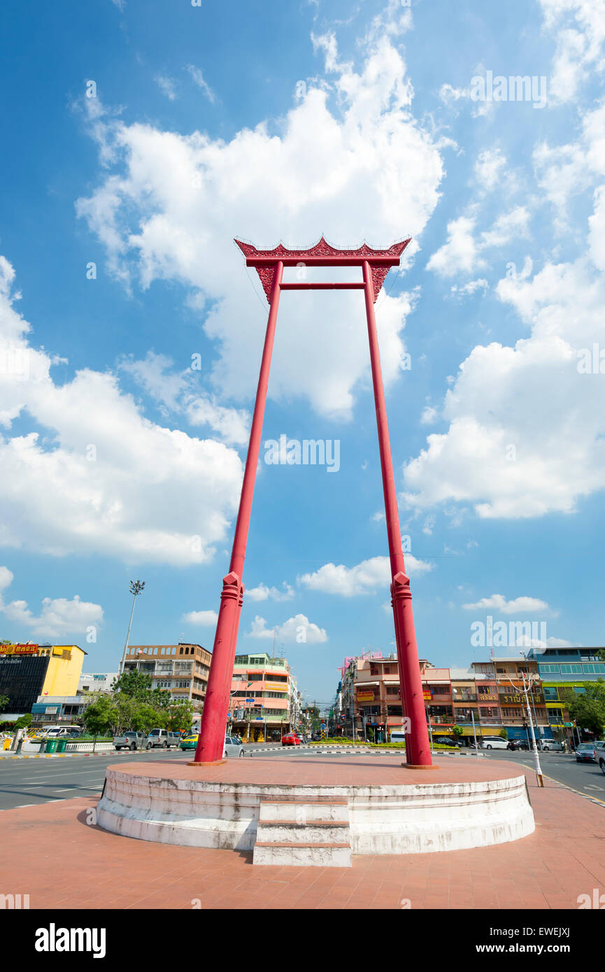 BANGKOK, THAILAND - 17. November 2014: The Giant Swing (Sao Ching Cha), eine zeremonielle Struktur mit hinduistischen Ursprungs mit blauem Himmel. Stockfoto
