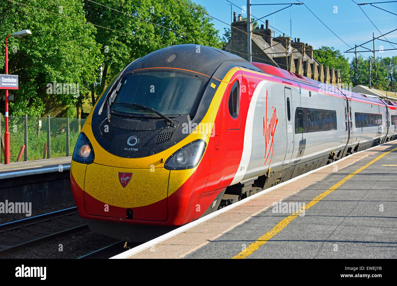 Jungfrau Class 390 Pendolino Personenzug. Oxenholme Rail Station, Cumbria, England, Vereinigtes Königreich, Europa. Stockfoto