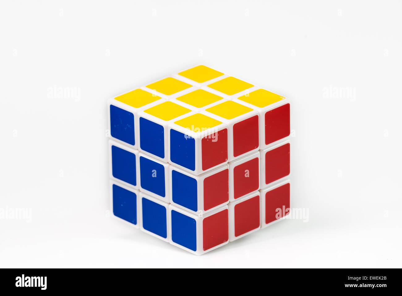 3 x 3 Rubik auf weißem Hintergrund Stockfoto