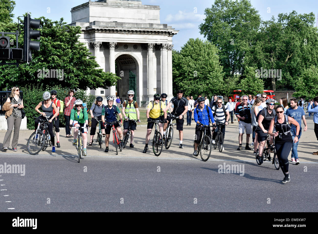 Pendler Radfahrer überqueren Straße mit Fußgängern, Hyde Park Corner, Central London, England, Großbritannien-UK Stockfoto