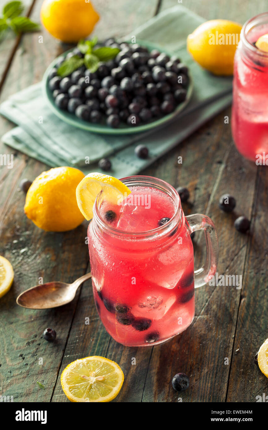 Bio süße Blueberry Limonade in einem Glas Stockfoto