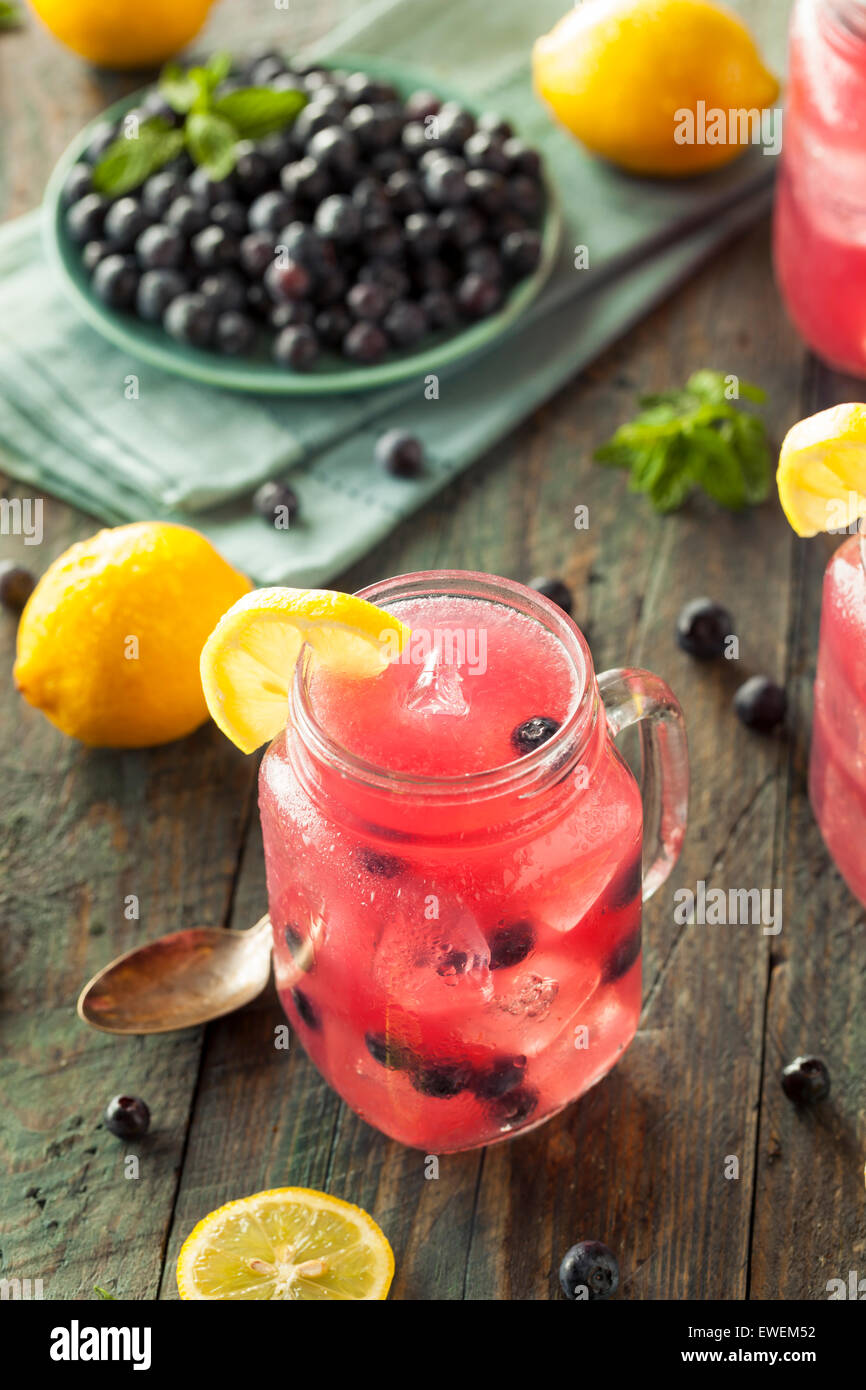 Bio süße Blueberry Limonade in einem Glas Stockfoto