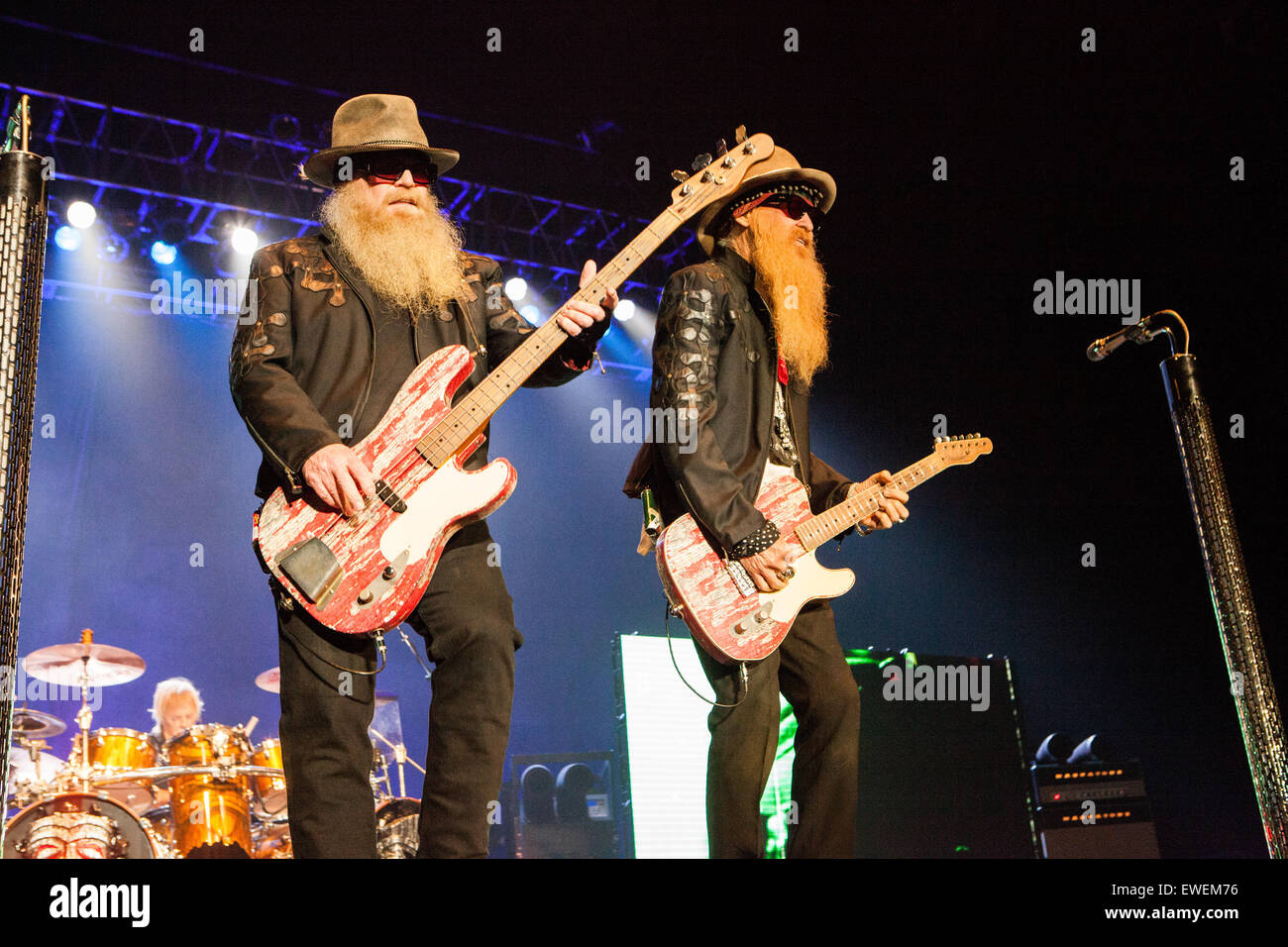 SSE Wembley Arena, Wembley, London, UK 24. Juni 2015 ZZ Top auf ihrer Welttournee Billy Gibbons und Dusty Hill ZZ Top bei SSE Wembley Arena Credit: "Credit: Richard Soans/Alamy Live News Stockfoto