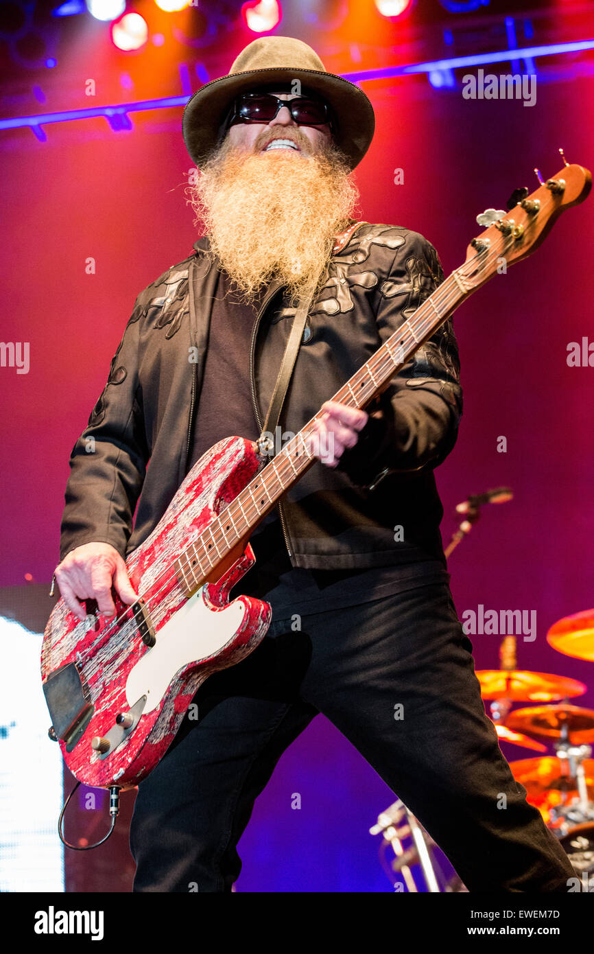 SSE Wembley Arena, Wembley, London, UK 24. Juni 2015 ZZ Top auf ihrer Welttournee Dusty Hill ZZ Top bei SSE Wembley Arena Credit: "Credit: Richard Soans/Alamy Live News Stockfoto