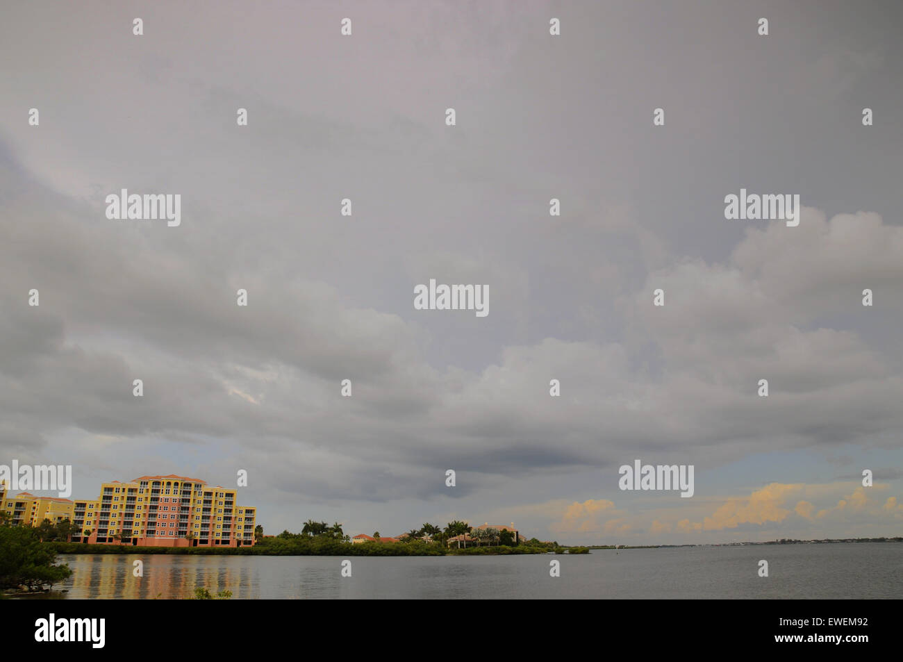 Manatee County, Florida, USA. Juni 2015. Wolken bilden sich über Palmetto. Temperatur 93 F. Saisonale Stürme werden den ganzen Abend erwartet Stockfoto