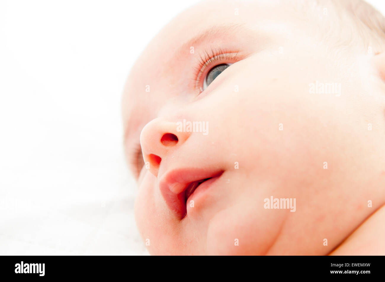 Neues Baby geboren-Gesicht auf dem Bett Stockfoto