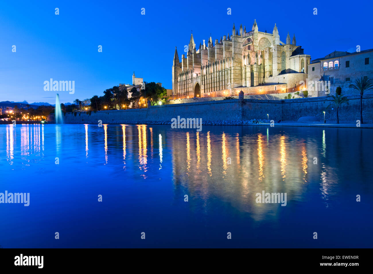 Kathedrale La Seu in Palma leuchtet in der Dämmerung mit dem Almudaina Palast Parc De La Mar Palma Stadt Zentrum Palma De Mallorca-Balearen-Spanien Stockfoto