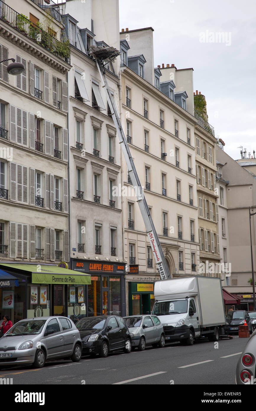 Straßenszene mit einem Umzugswagen und erhöhten Aufzug zum Verschieben von persönlicher Gegenständen in Paris, Frankreich Stockfoto