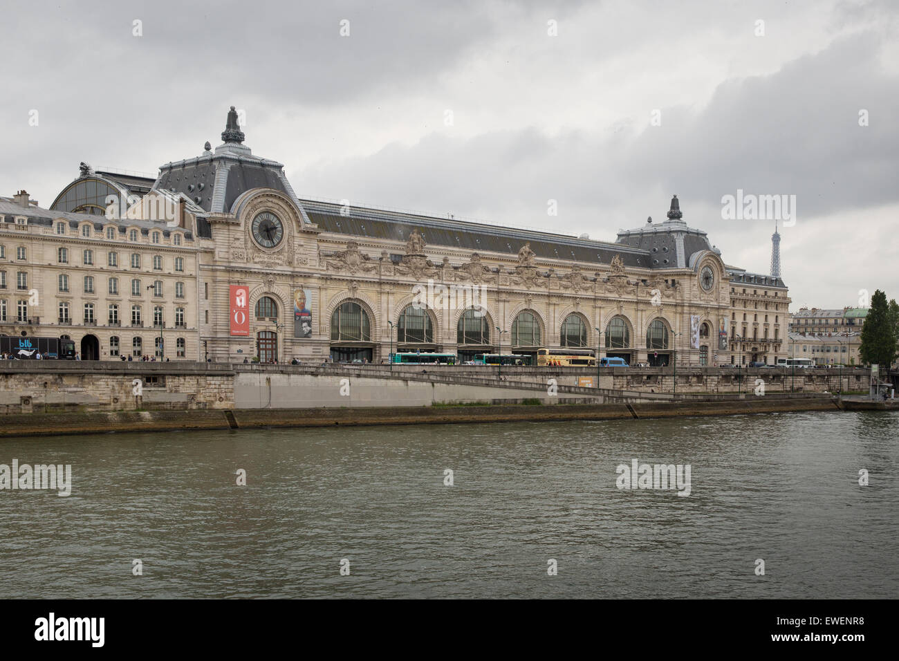Die seine und das Äußere des Musée d'Orsay in Paris, Frankreich Stockfoto