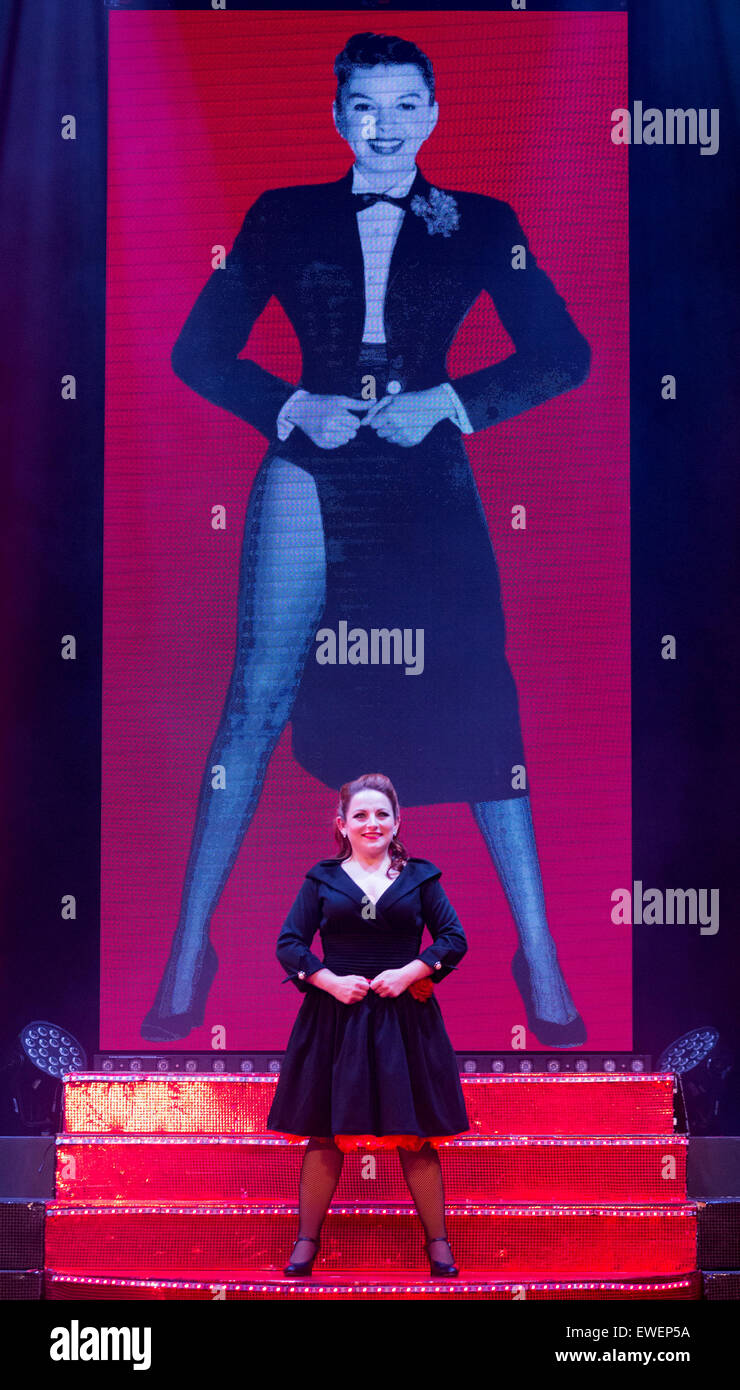 Becky O'Brien durchführen. UK-premiere von "Judy - The Songbook von Judy Garland" - eine Show, die die klassische Lieder von Judy Garland - öffnet am New Wimbledon Theatre in London vor einer UK-Tour zu feiern. Sie laufen vom 16. bis 20. Juni 2015. Stockfoto