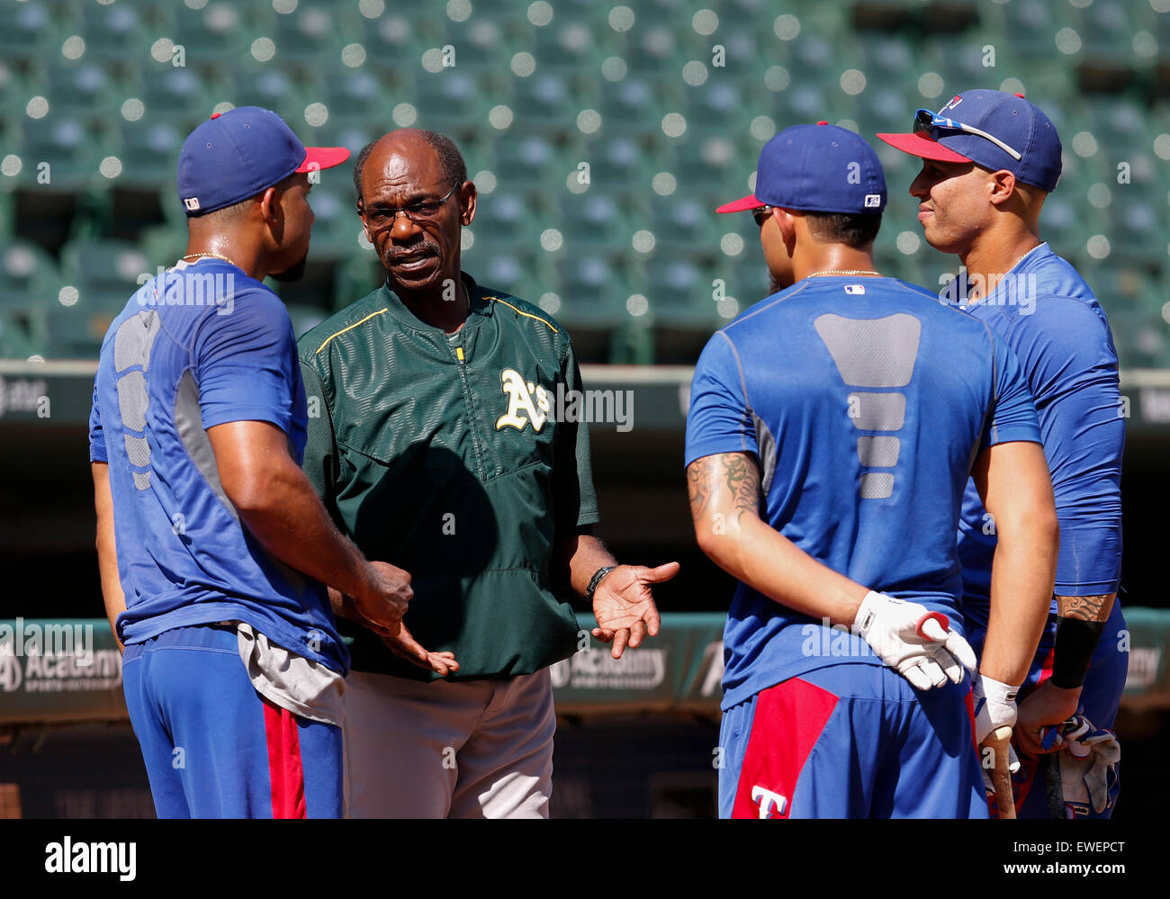 Arlington, Texas, USA. 24. Juni 2015. Ehemalige Manager der Texas Rangers und jetzt Oakland Athletics Trainer Gespräche mit Rangers-Spieler vor der Major League Baseball Spiel zwischen den Oakland Athletics und den Texas Rangers im Globe Life Park in Arlington, TX. Tim Warner/CSM/Alamy Live-Nachrichten Stockfoto