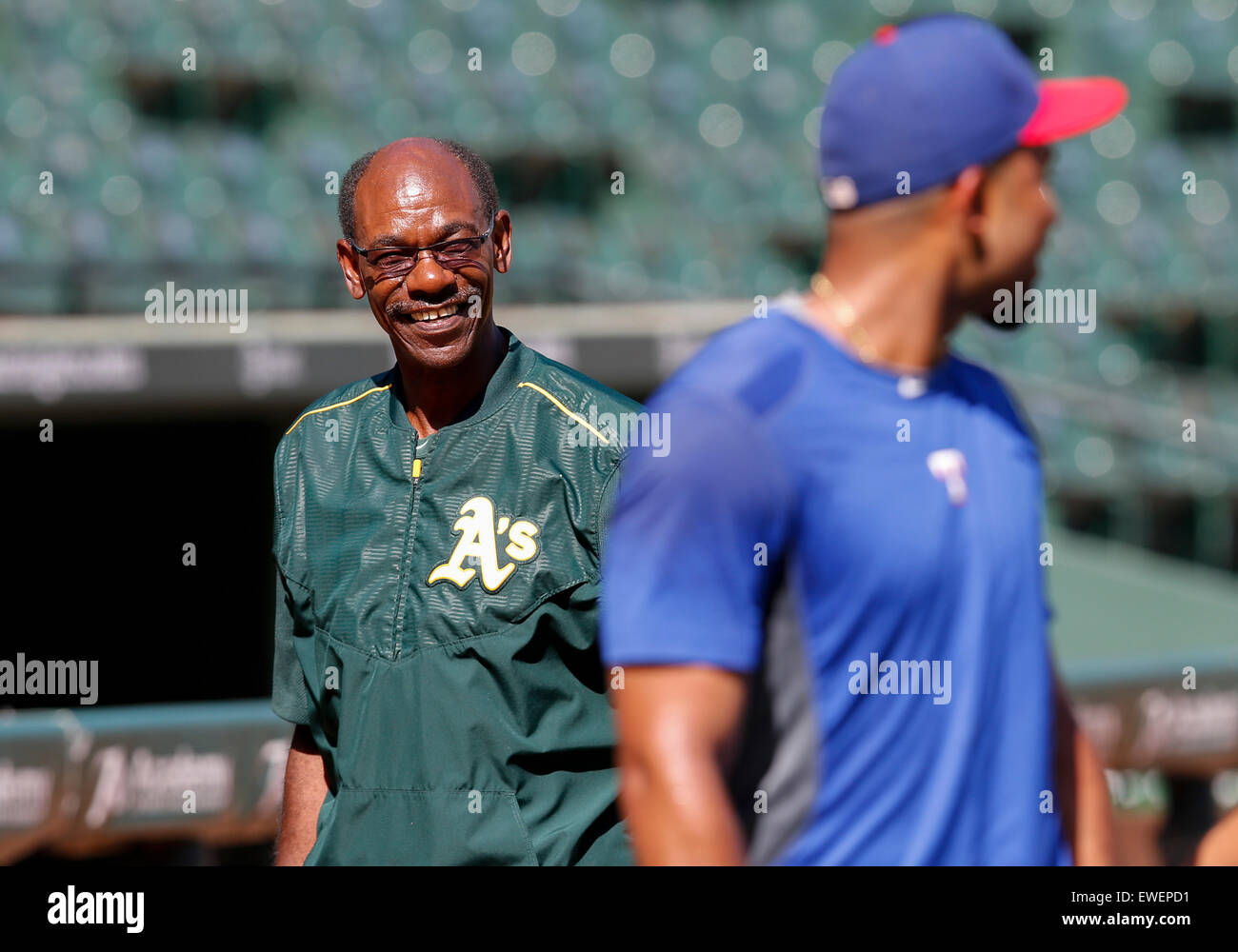 Arlington, Texas, USA. 24. Juni 2015. Ehemalige Manager der Texas Rangers und jetzt Oakland Athletics Trainer Gespräche mit Rangers-Spieler vor der Major League Baseball Spiel zwischen den Oakland Athletics und den Texas Rangers im Globe Life Park in Arlington, TX. Tim Warner/CSM/Alamy Live-Nachrichten Stockfoto