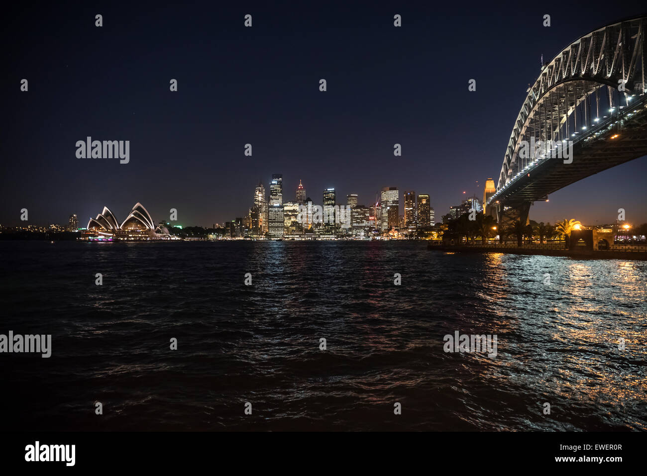 Nacht-Shooting der Sydney Harbour mit dem Opernhaus, die Harbour Bridge und die Stadt. Stockfoto