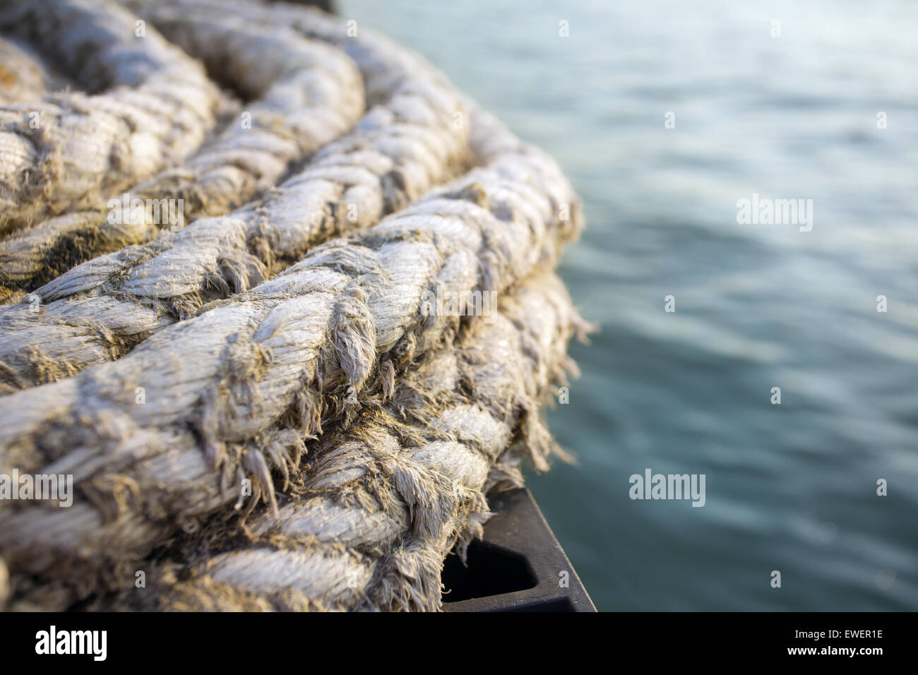 Alten Marine Seil an einem Pier gegen Blauwasser Stockfoto