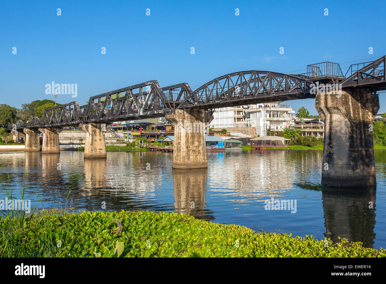 Brücke über den Fluss Kwai in Kanchanaburi, Thailand Stockfoto