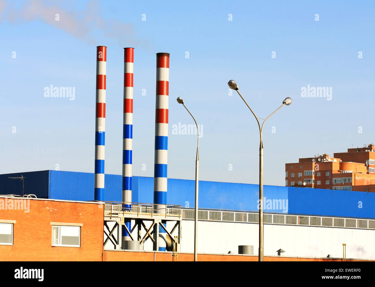 Drei Schornsteine Schornsteine der eine Industrieanlage Stockfoto