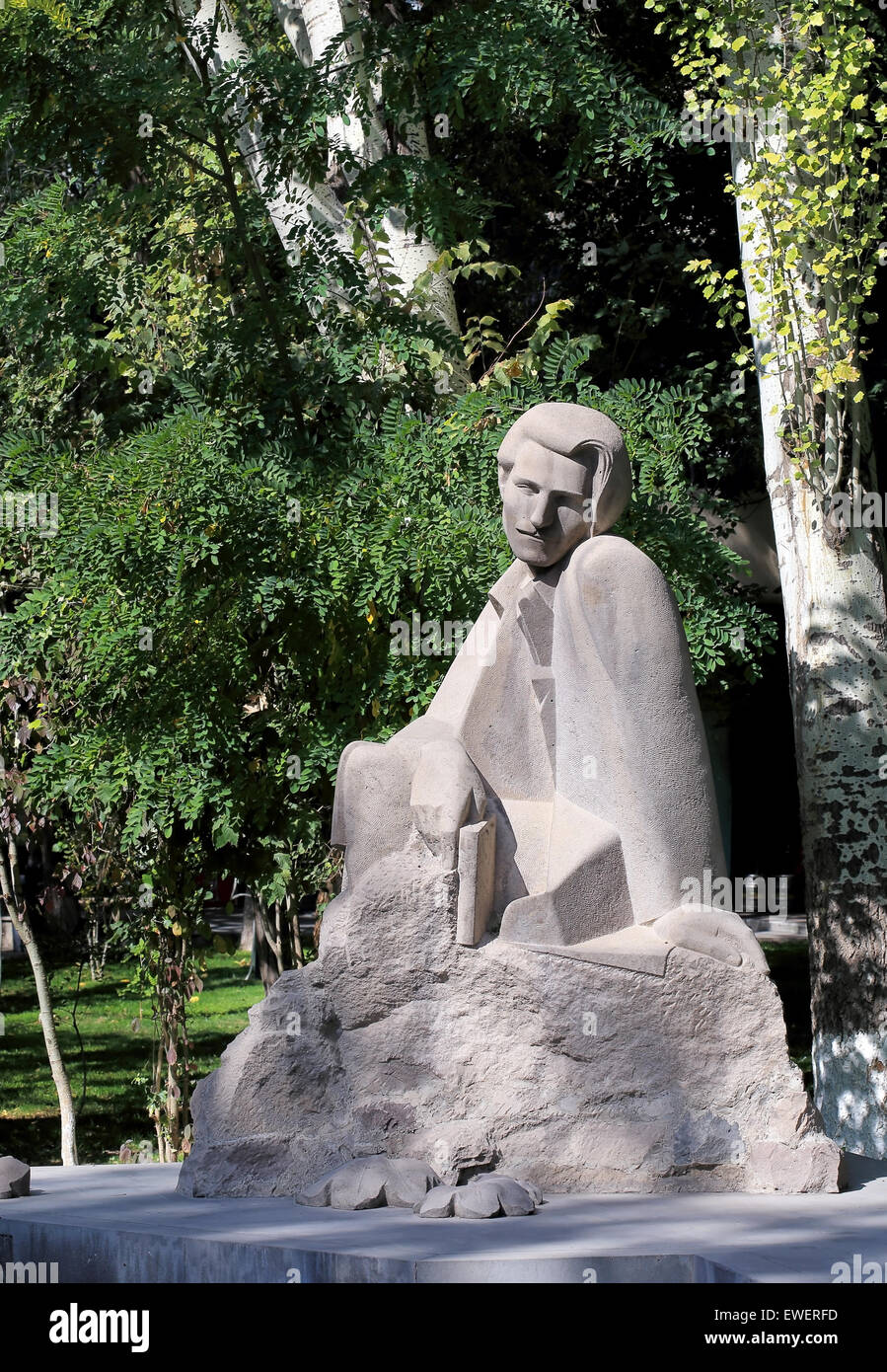 Denkmal aus weißem Granit Darstellung eines sitzenden Mannes Stockfoto