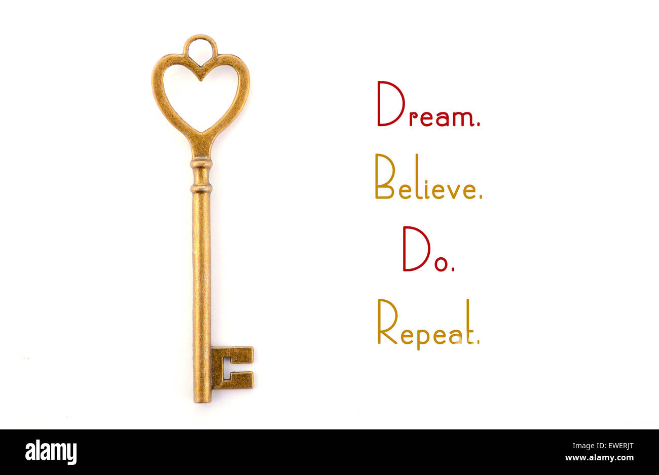 Goldenes Herzform mit inspirierenden Satz Schlüssel, Traum glauben wiederholen. Stockfoto