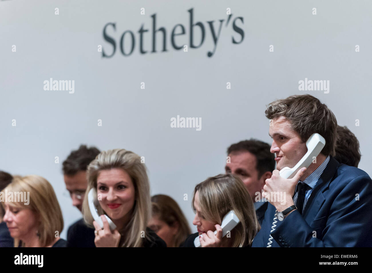 London, UK. 24. Juni 2015. Sotheby's-Mitarbeiter stellen Angebote im Namen ihrer Telefon-Kunden.  Sotheby's Impressionist & moderne Kunst Abend Verkauf realisierte insgesamt £178. 6m, die zweite höchste Summe für jeden Verkauf jemals in London stattfand. Bildnachweis: Stephen Chung / Alamy Live News Stockfoto