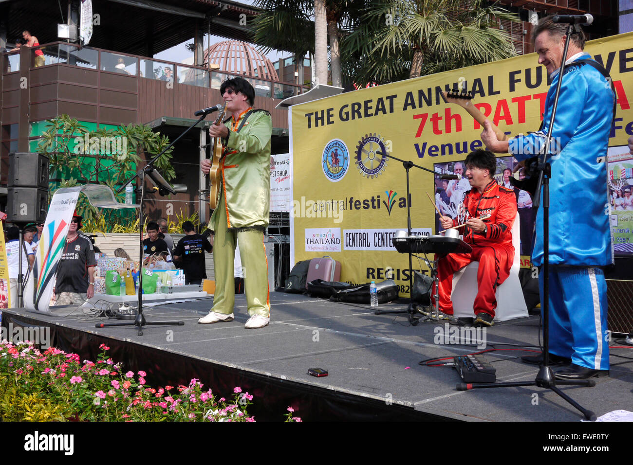 Ein Beatles Tribute Band außerhalb des Central Festival Shopping mall in Pattaya Thailand spielen Stockfoto