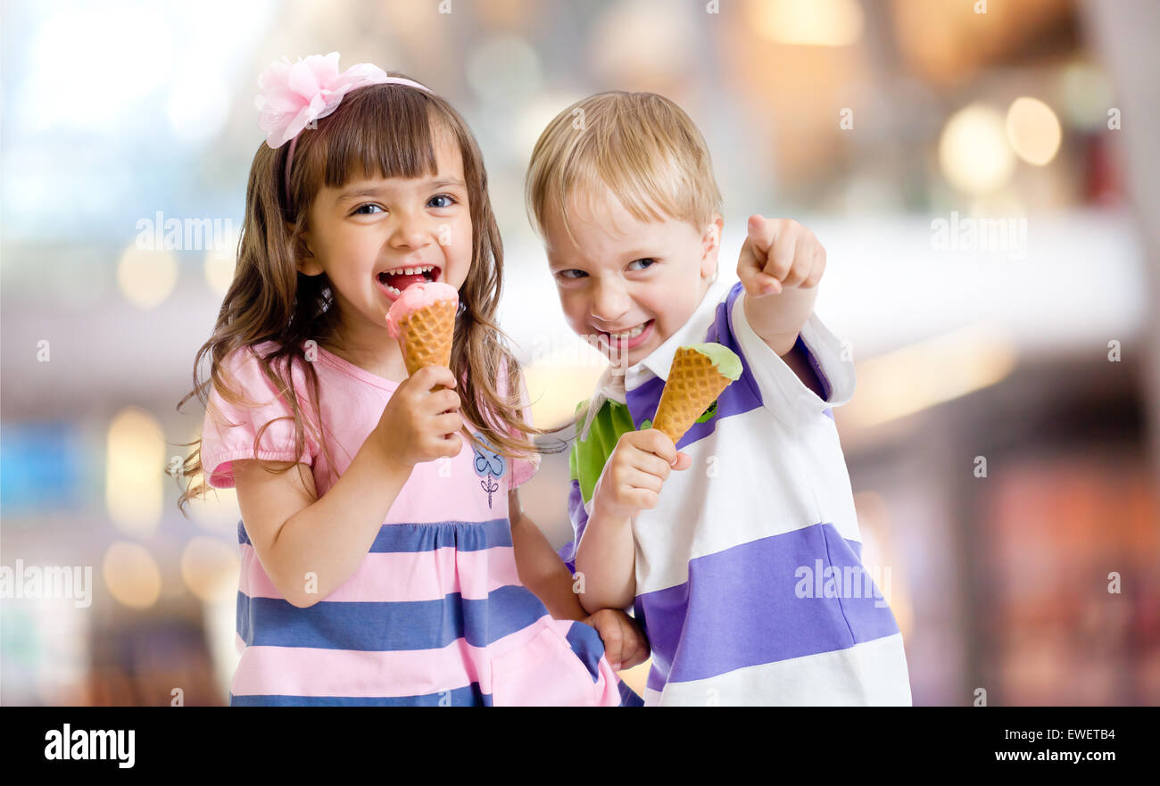 glückliche Kinder essen Eis auf schöne Bokeh-Hintergrund Stockfoto