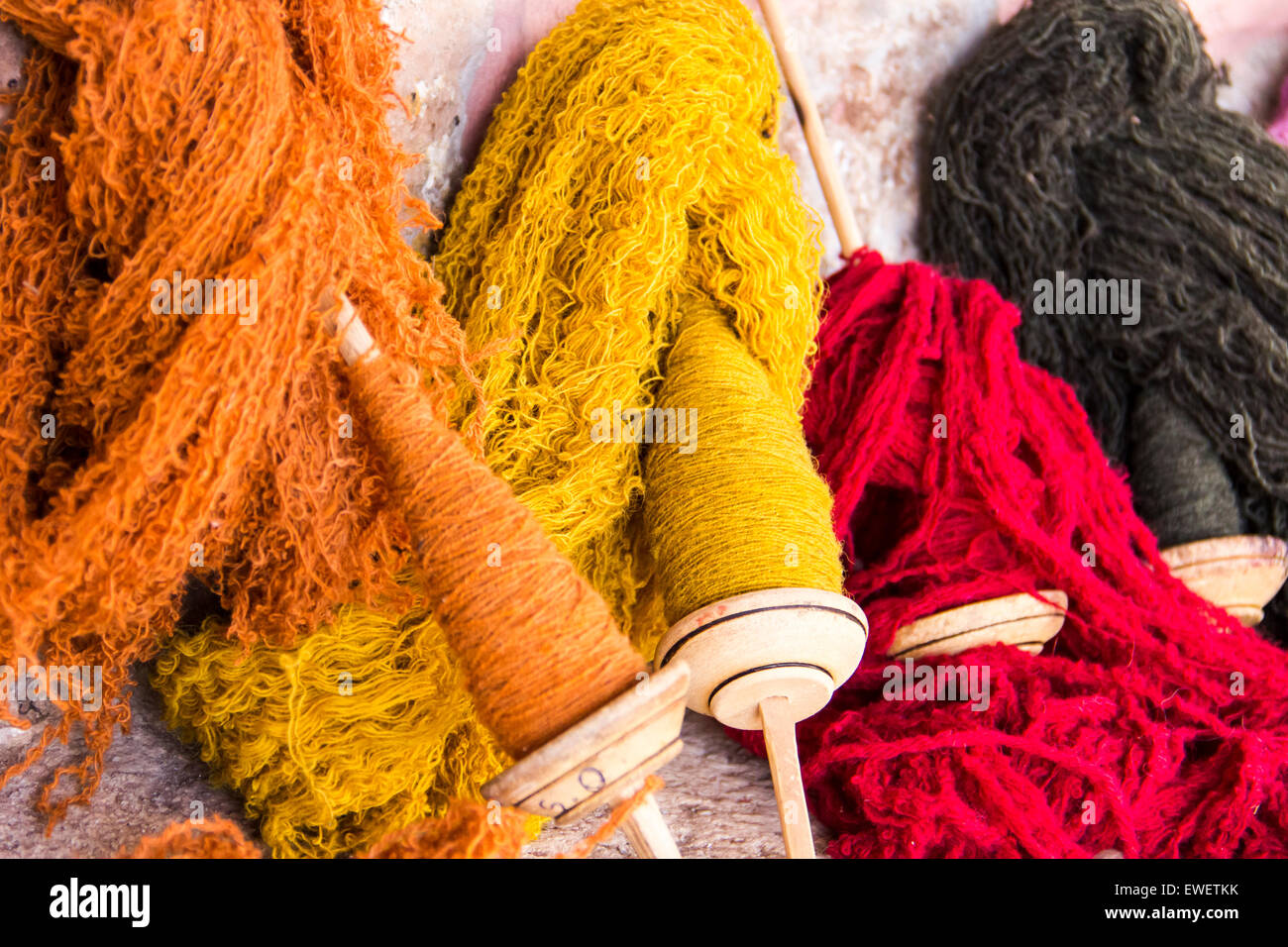 Spulen von Hand gefärbt und gesponnene Wolle in einem örtlichen Weberei Zentrum im ländlichen Peru. Stockfoto