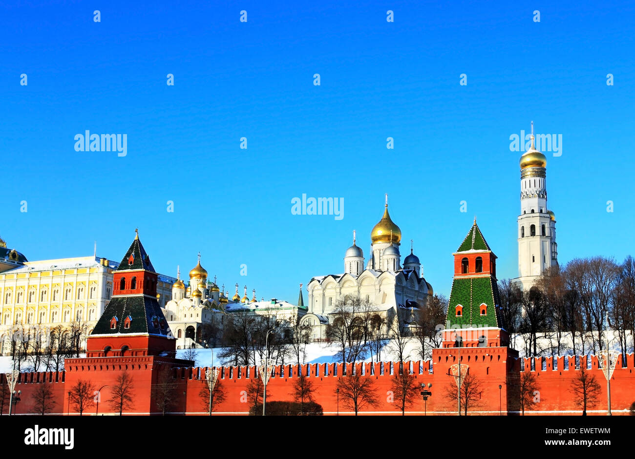 Kathedralen der Moskauer Kreml hinter roten Kremlmauer Stockfoto