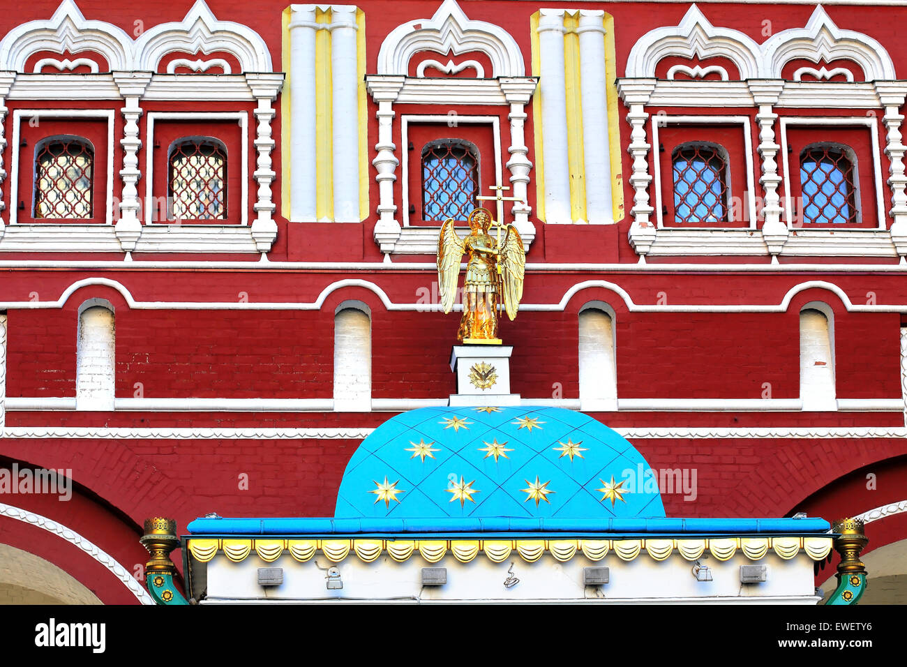 Kuppel der orthodoxen Kapelle auf einem Hintergrund von roten Backsteinmauer Stockfoto