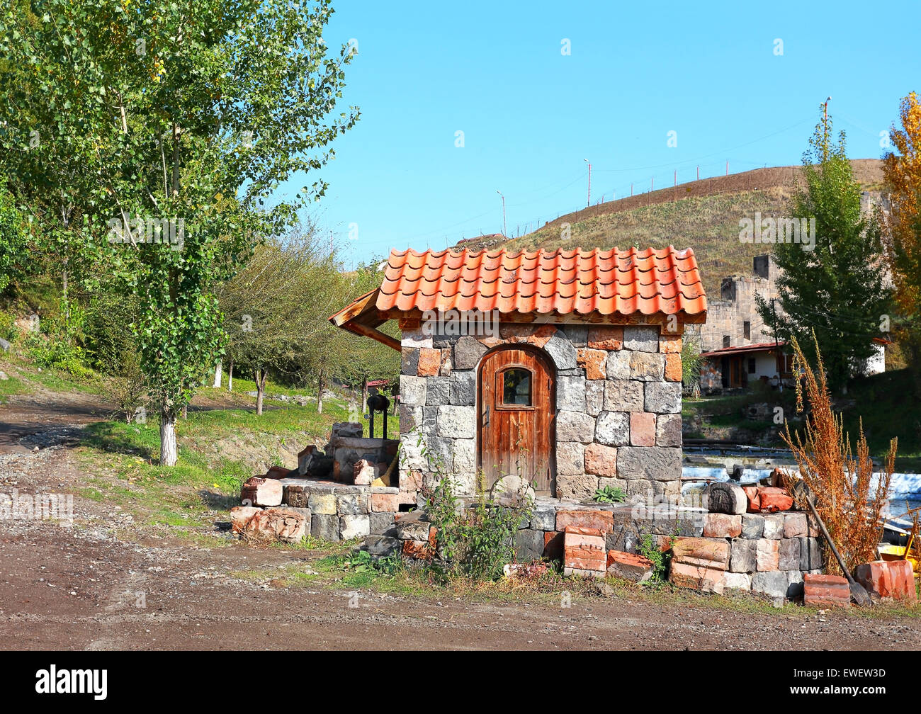 Alte rustikale Steinbau mit Objekten von der Dorf-Wirtschaft in der Nähe Stockfoto
