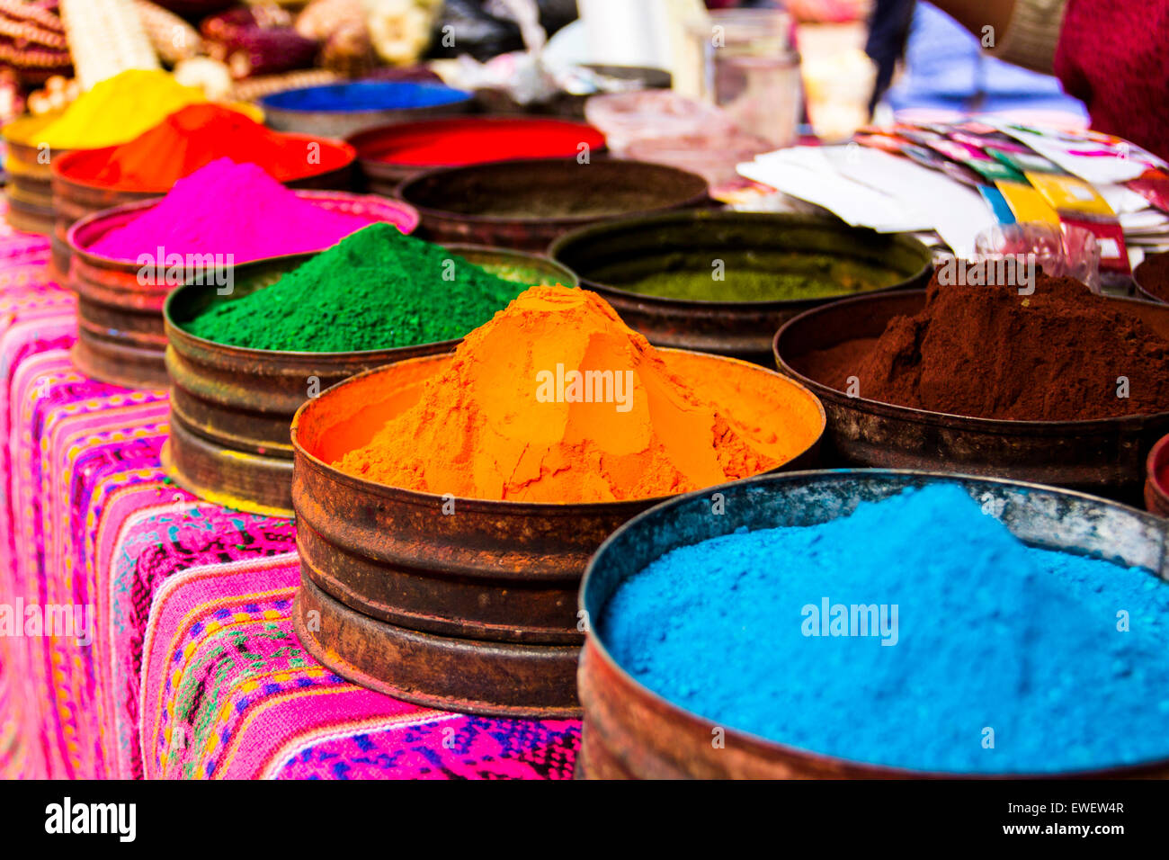 Töpfe mit bunten Farben und Farbstoffe auf dem örtlichen Bauernmarkt in Pisac, Peru. Stockfoto